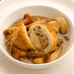 Mélange de champignons sauvages (cèpes, girolles) hachés pour la farce, avec oignon et ail.