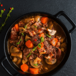 Ingrédients du Bourguignon : cubes de collier de bœuf, lardons, vin de Bourgogne, carottes, champignons de Paris et oignons grelots.