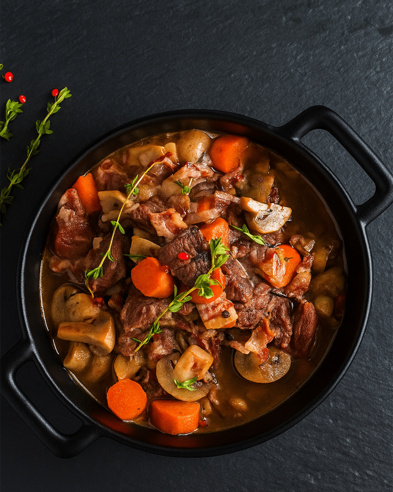 Ingrédients du Bourguignon : cubes de collier de bœuf, lardons, vin de Bourgogne, carottes, champignons de Paris et oignons grelots.