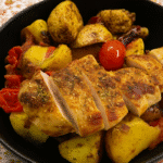 Pommes de terre, oignon rouge et poulet cru enrobés de pesto vert, d'origan et de paprika.