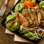 Pièce de bœuf (rumsteck) marinée dans la sauce huître et soja, prête à être grillée.