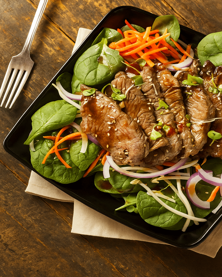 Pièce de bœuf (rumsteck) marinée dans la sauce huître et soja, prête à être grillée.