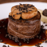 Tranches épaisses de tournedos de bœuf cru et tranches de foie gras cru prêtes à être cuites.