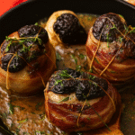 Les paupiettes mijotent doucement, couvertes, dans la sauce au vin blanc et au bouillon.