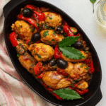 L'oignon, la carotte, l'ail, le poivron rouge et les champignons en train de suer dans la cocotte.