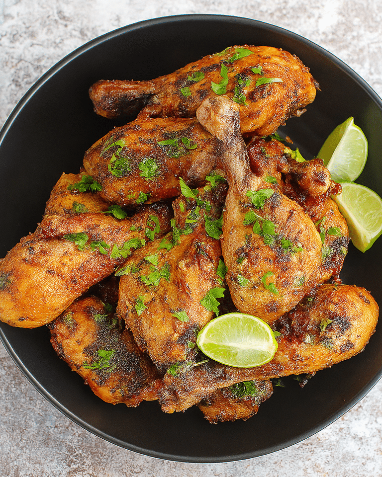 La Marinade Sucrée-Salée Fumée Pilons de poulet crus enrobés de la marinade au miel, ketchup, paprika fumé et citron vert.