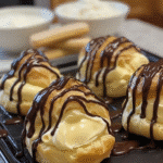 Pâte à choux chaude au chocolat, lisse et brillante, après l'incorporation des œufs, montrant sa consistance. Choux à la crème pâtissière