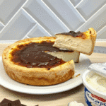 Flan pâtissier classique avec dessus caramélisé et brun foncé, sur une pâte feuilletée.
