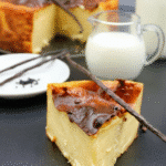 Flan au Lait Concentré Sucré avec une tranche coupée, montrant la texture dense et la couleur vanillée, sans pâte.