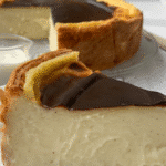 Flan Pâtissier très haut, avec une surface brunie et caramélisée, juste sorti du four. Le Meilleur Flan Pâtissier
