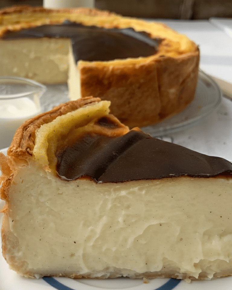 Flan Pâtissier très haut, avec une surface brunie et caramélisée, juste sorti du four. Le Meilleur Flan Pâtissier