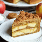 Tranche de moelleux aux pommes et caramel, montrant les lamelles de pommes dans la mie.