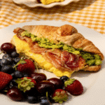 Croissant déjeuner oeufs brouillés et Filet de bœuf