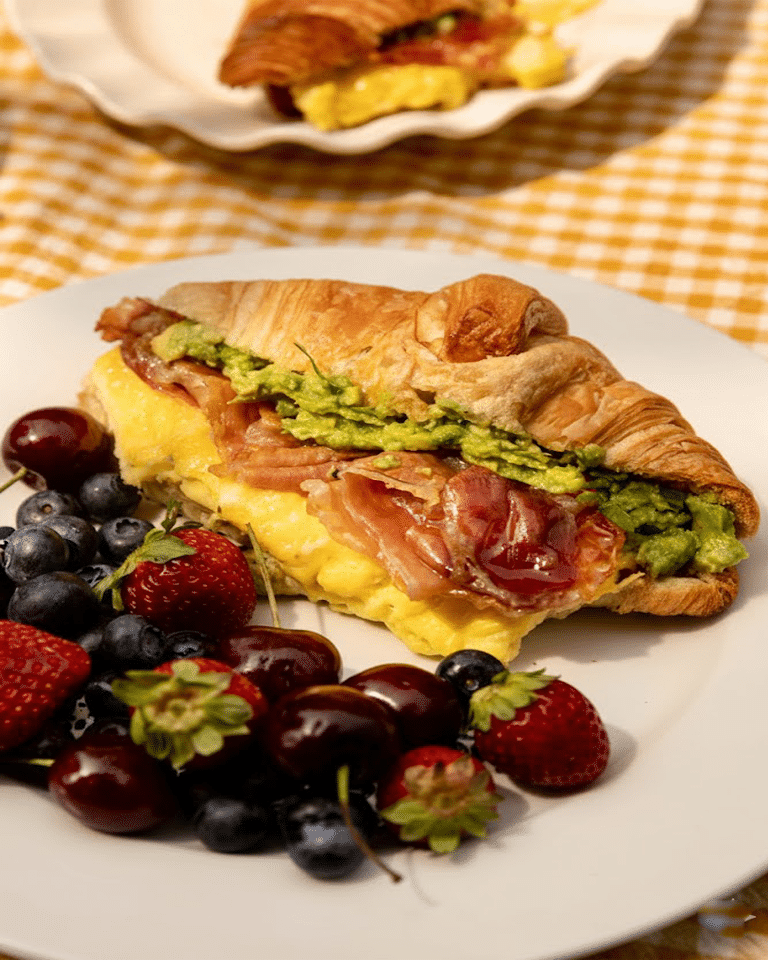 Croissant déjeuner oeufs brouillés et Filet de bœuf